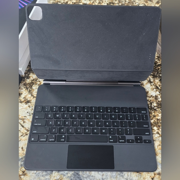 Wi-Fi Only Apple iPad Pro 12.9" 5th Gen 512 GB with Magic Keyboard & 2nd Gen Pen - Picture 4 of 14